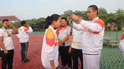 Kabupaten Bekasi -Wakil Bupati Bekasi, dr. Asep Surya Atmaja secara simbolis menyerahkan medali kepada Pegiat Olahraga KORMI Kabupaten Bekasi yang berhasil menyumbang medali pada Festival Olahraga Rekreasi Masyarakat Nasional (FORNAS) VIII Tahun 2025, di Plaza Pemda Cikarang Pusat, Jumat (8/8/2025). Foto: Ist