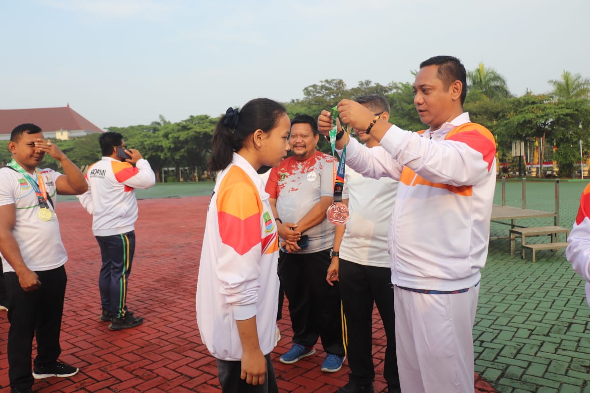 Kabupaten Bekasi -Wakil Bupati Bekasi, dr. Asep Surya Atmaja secara simbolis menyerahkan medali kepada Pegiat Olahraga KORMI Kabupaten Bekasi yang berhasil menyumbang medali pada Festival Olahraga Rekreasi Masyarakat Nasional (FORNAS) VIII Tahun 2025, di Plaza Pemda Cikarang Pusat, Jumat (8/8/2025). Foto: Ist