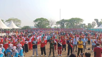 Kabupaten Bekasi - Sebanyak 3.000 peserta dari tujuh desa di Kecamatan Sukawangi mengikuti lomba gerak jalan dalam rangka memperingati Hari Jadi Kabupaten Bekasi ke-75 dan HUT RI ke-80, Jumat (8/8/2025). Foto: Ist