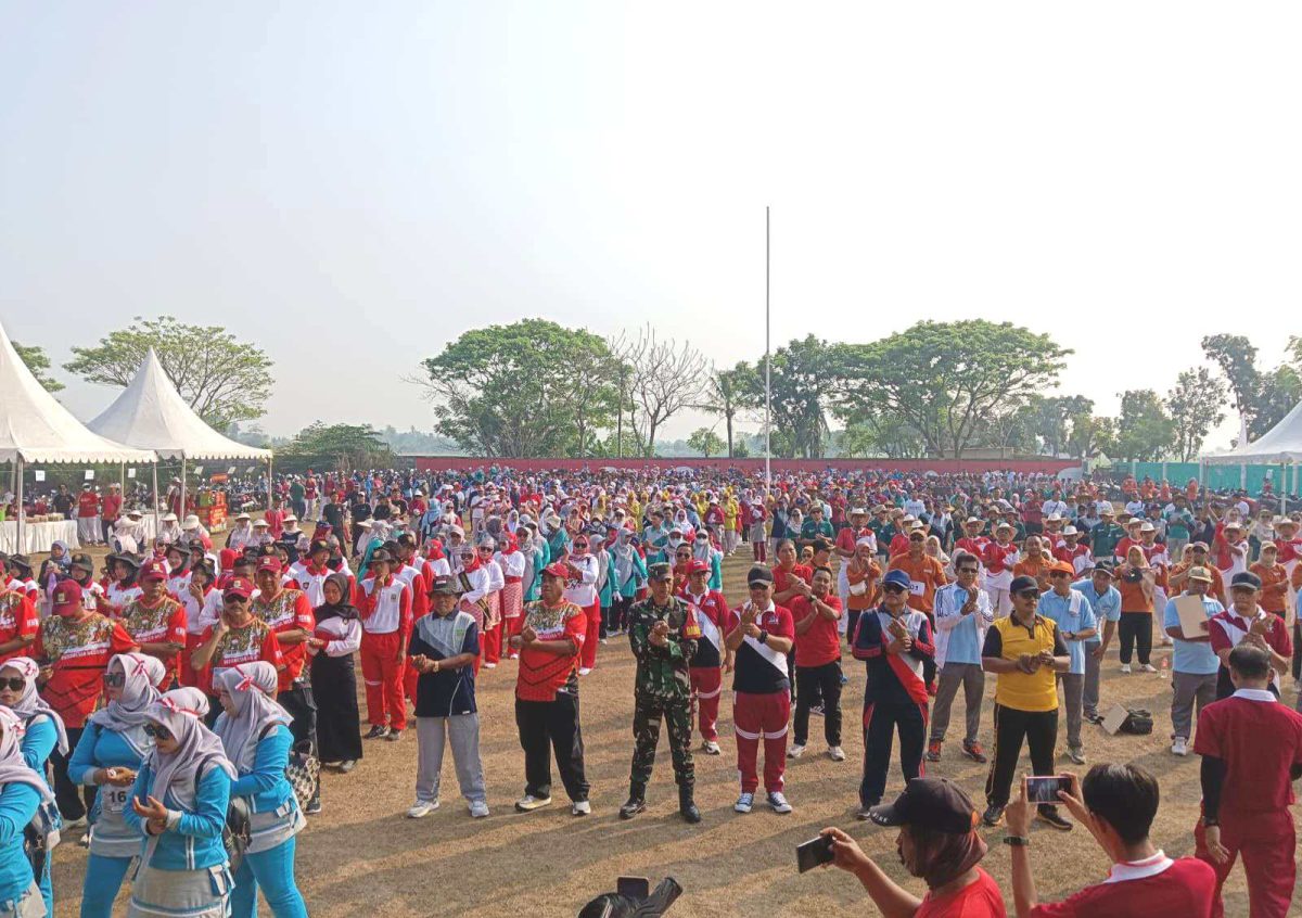 Kabupaten Bekasi - Sebanyak 3.000 peserta dari tujuh desa di Kecamatan Sukawangi mengikuti lomba gerak jalan dalam rangka memperingati Hari Jadi Kabupaten Bekasi ke-75 dan HUT RI ke-80, Jumat (8/8/2025). Foto: Ist