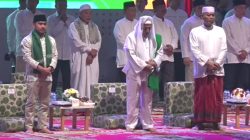 Kabupaten Bekasi - Kehadiran Maulana Al-Habib Muhammad Luthfi bin Yahya menjadi daya tarik utama yang semakin menambah khidmatnya kegiatan Istigosah dan Doa Bersama dalam rangka Hari Jadi Kabupaten Bekasi ke-75 serta HUT RI ke-80. Foto: Ist/Gobekasi.id