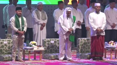 Kabupaten Bekasi - Kehadiran Maulana Al-Habib Muhammad Luthfi bin Yahya menjadi daya tarik utama yang semakin menambah khidmatnya kegiatan Istigosah dan Doa Bersama dalam rangka Hari Jadi Kabupaten Bekasi ke-75 serta HUT RI ke-80. Foto: Ist/Gobekasi.id