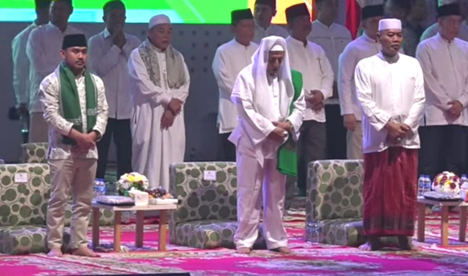 Kabupaten Bekasi - Kehadiran Maulana Al-Habib Muhammad Luthfi bin Yahya menjadi daya tarik utama yang semakin menambah khidmatnya kegiatan Istigosah dan Doa Bersama dalam rangka Hari Jadi Kabupaten Bekasi ke-75 serta HUT RI ke-80. Foto: Ist/Gobekasi.id