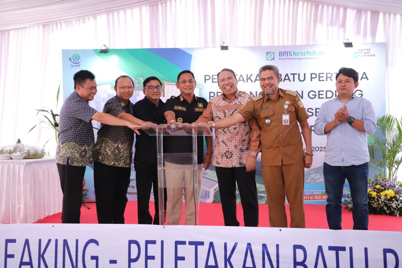 Kabupaten Bekasi - Wakil Bupati Bekasi Asep Surya Atmaja melakukan Ground Breaking peletakan batu pertama pembangunan Kantor BPJS Kesehatan Cabang Cikarang, yang ditandai dengan penekanan sirine dimulainya proyek tersebut. Berada di Jalan Raya KH. Ma'mun Nawawi Cikarang - Cibarusah, Desa Sukadami, Kecamatan Cikarang Selatan. Selasa (19/8/2025). Foto: Ist/Gobekasi.id