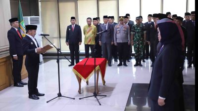 Kabupaten Bekasi - Bupati Bekasi Ade Kuswara Kunang melantik sejumlah 14 pejabat pimpinan tinggi pratama di lingkungan Pemkab. Bekasi, berlangsung di Ruang Rapat Raden KH. Ma'mun Nawawi, Gedung Bupati, Cikarang Pusat. Jum'at, (22/8/2025). Foto: Ist/Gobekasi.id