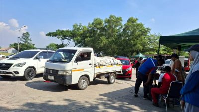 Kabupaten Bekasi - Dinas Lingkungan Hidup (DLH) Provinsi Jawa Barat bekerja sama dengan DLH Kabupaten Bekasi menggelar kegiatan uji emisi kendaraan gratis bagi masyarakat. Kegiatan ini berlangsung di area Stadion Wibawa Mukti, Cikarang, pada Kamis (27/8/2025). Foto: Ist/Gobekasi.id.