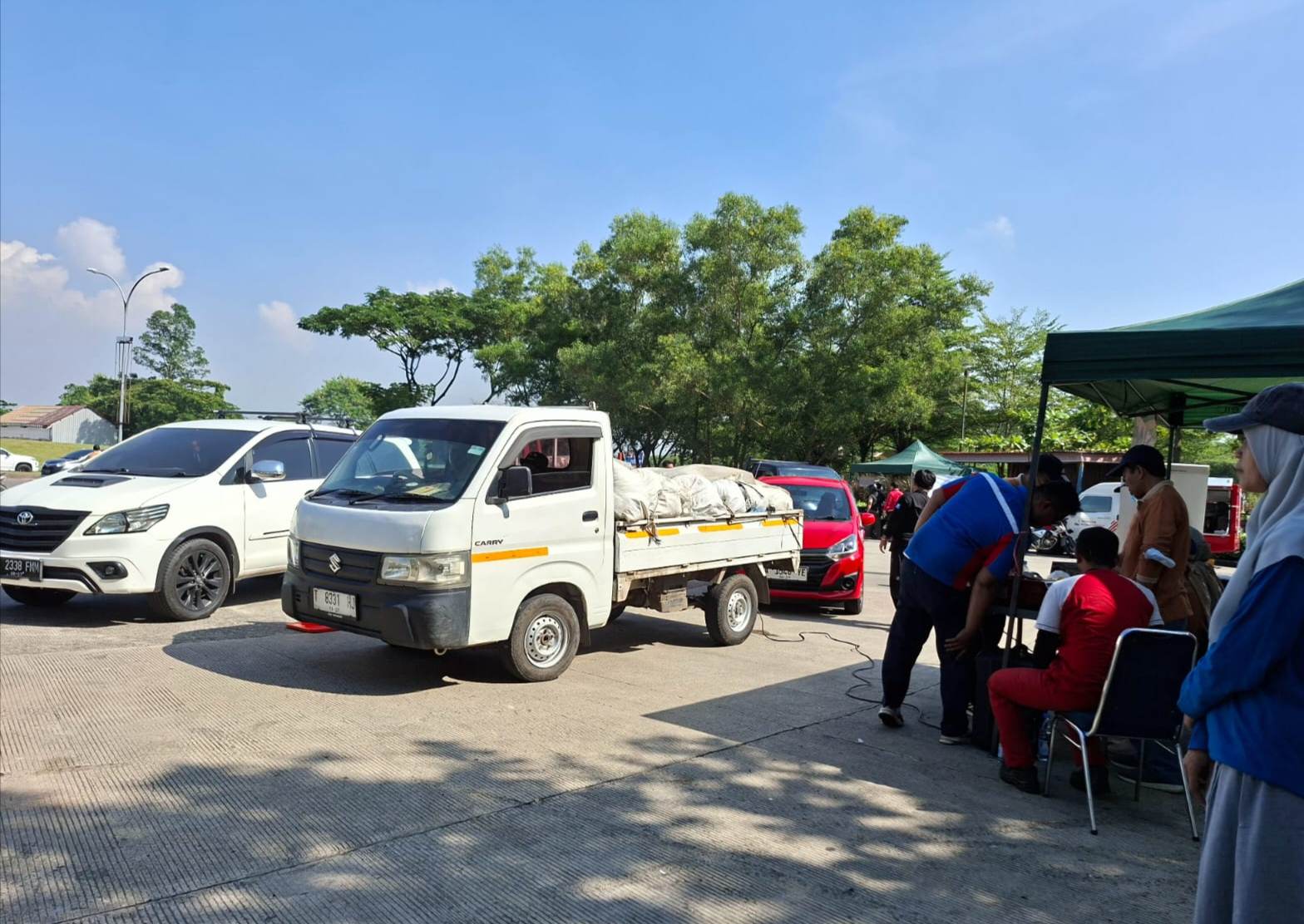 Kabupaten Bekasi - Dinas Lingkungan Hidup (DLH) Provinsi Jawa Barat bekerja sama dengan DLH Kabupaten Bekasi menggelar kegiatan uji emisi kendaraan gratis bagi masyarakat. Kegiatan ini berlangsung di area Stadion Wibawa Mukti, Cikarang, pada Kamis (27/8/2025). Foto: Ist/Gobekasi.id.