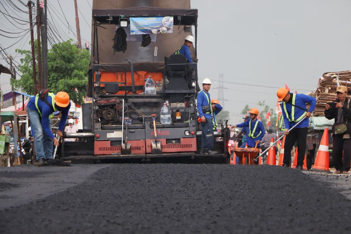 Kabupaten Bekasi - Dinas Sumber Daya Air, Bina Marga dan Bina Konstruksi (SDA-BMBK) Kabupaten Bekasi memperkenalkan inovasi Aspal Limbah Campur Plastik atau disingkat Asli Cantik. Program ini mampu menekan biaya pembangunan jalan hingga 50 persen sekaligus mengurangi pencemaran plastik. Inovasi Asli Cantik diimplementasikan pada ruas Jalan Raya Gabus, Batas Kota Karang Satria - Gabus Rawa (Pulo Puter) pada Kamis (28/08/2025). Foto: Ist/Gobekasi.id.