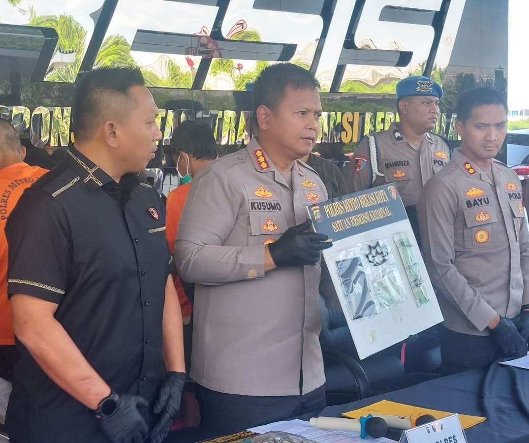 Kota Bekasi - Polres Metro Bekasi Kota mengungkap kasus begal yang bermodus maling teriak maling. Foto: Ist/Gobekasi.id