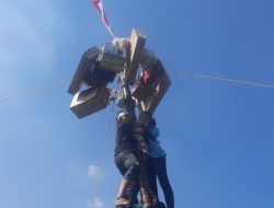 Seru! Emak-emak Ikut Panjat Pinang Meriahkan HUT RI ke-80 dan Hari Jadi Bekasi ke-75