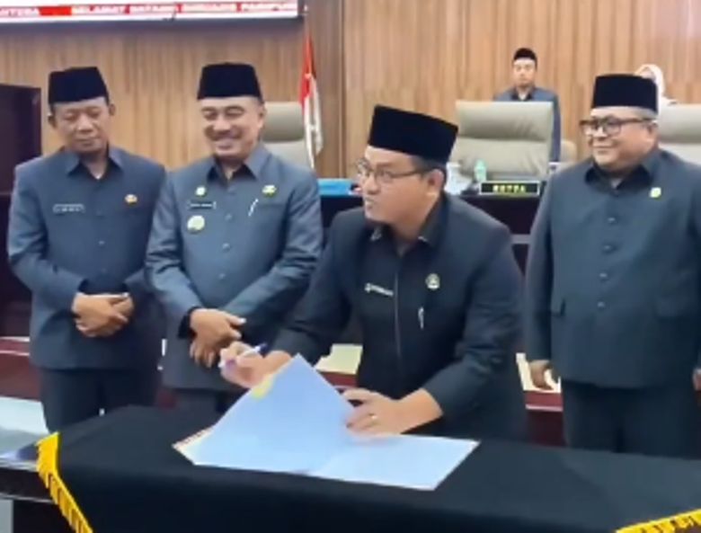 Kota Bekasi - Rapat Paripurna DPRD atas usulan APBD Perubahan 2025 oleh Pemerintah Kota Bekasi. Foto: Ist