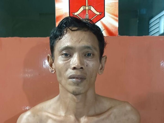 Kabupaten Bekasi - Sunardi, terdakwa kasus pembunuhan istrinya dan seorang pegawai koperasi.