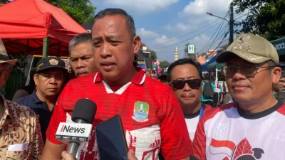 Kota Bekasi - Wali Kota Bekasi Tri Adhianto mendampingi Tina Astari, istri Menteri UMKM Maman Abdurrahman, menghadiri bazar UMKM di Kampung Digital Jatibening Baru, Kecamatan Pondok Gede, Kota Bekasi, Sabtu (23/8/2025). Foto: Ist