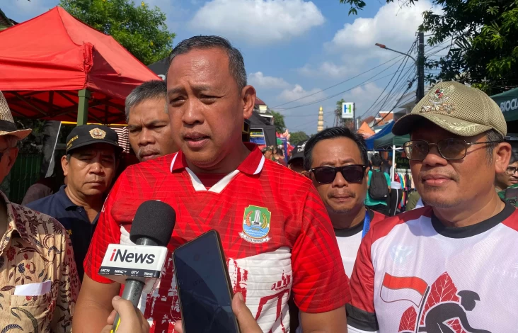 Kota Bekasi - Wali Kota Bekasi Tri Adhianto mendampingi Tina Astari, istri Menteri UMKM Maman Abdurrahman, menghadiri bazar UMKM di Kampung Digital Jatibening Baru, Kecamatan Pondok Gede, Kota Bekasi, Sabtu (23/8/2025). Foto: Ist