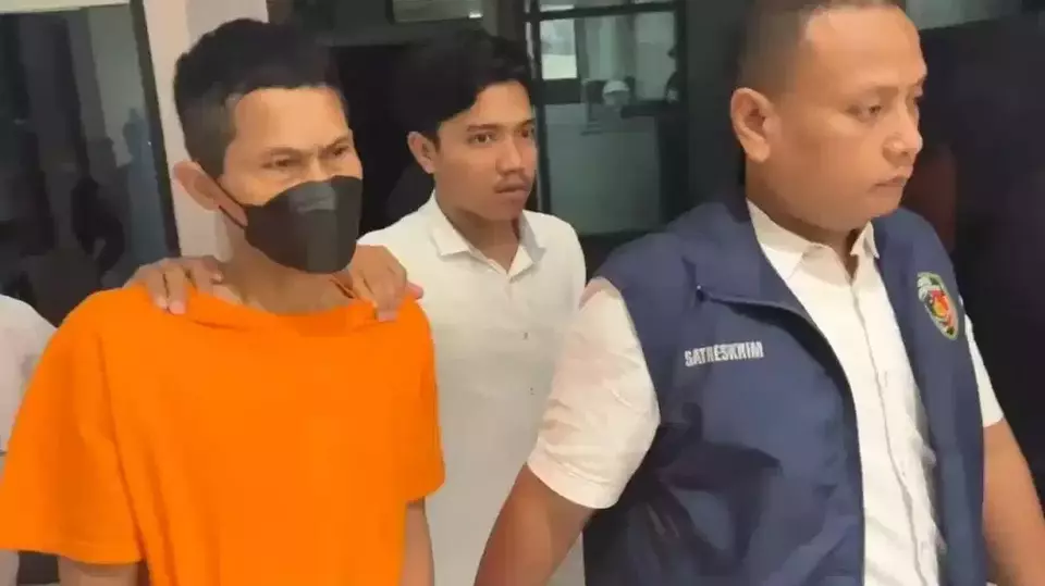 Kabupaten Bekasi - Polisi saat menghadirkan pelaku pencabulan terhadap anak angkat dan keponakannya selama bertahun-tahun, pelaku merupakan seorang ustaz bernisial MR, Senin (29/9/2025). Foto: Beritasatu.com