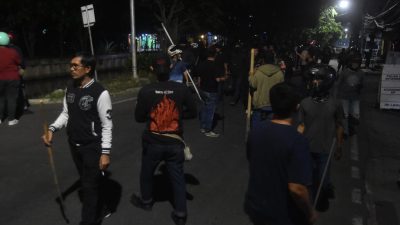 Kota Bekasi - Polisi berpakaian preman menghalau masa Anarkis di Depan Polres Metro Bekasi Kota, Minggu (31/8/2025). Foto: Septian/Gobekasi.id.