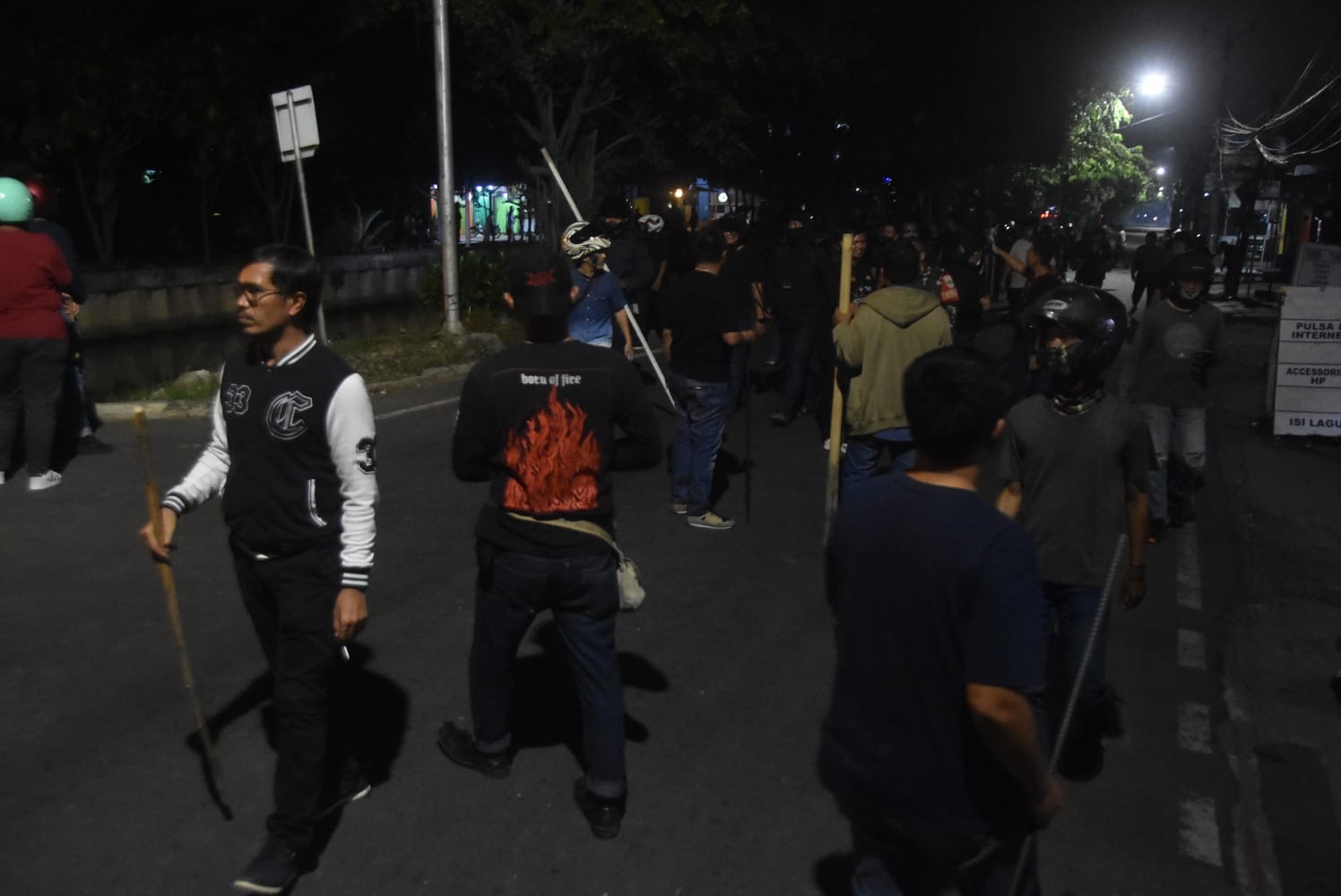 Kota Bekasi - Polisi berpakaian preman menghalau masa Anarkis di Depan Polres Metro Bekasi Kota, Minggu (31/8/2025). Foto: Septian/Gobekasi.id.