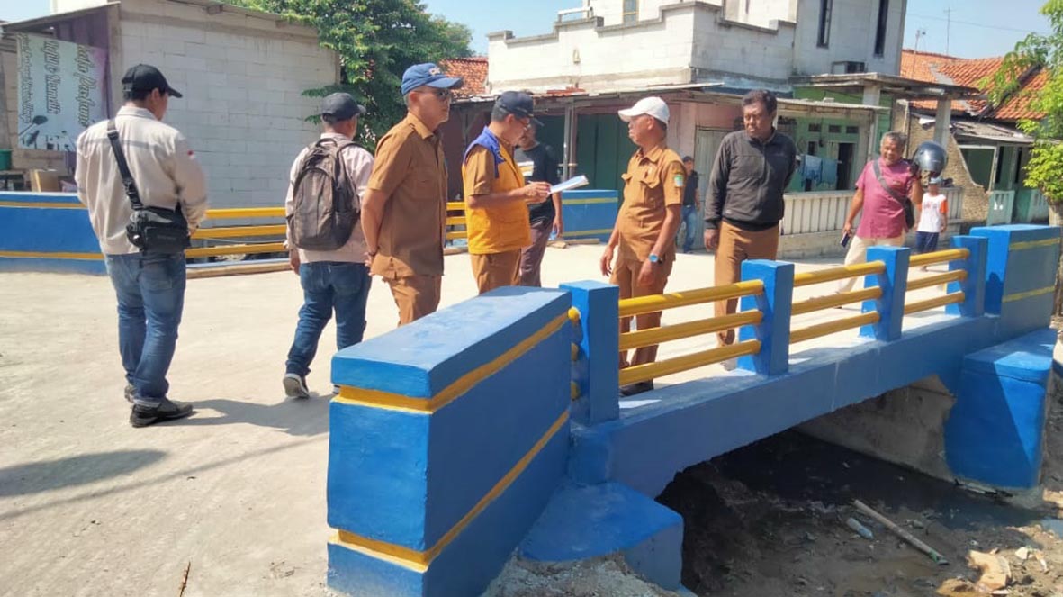 Kabupaten Bekasi - DSABMBK Kabupaten Bekasi saat meninjau lokasi jembatan yang baru direhabilitas. Foto: Ist