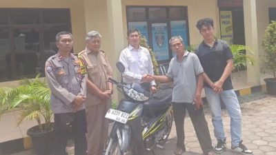 Kabupaten Bekasi - Sepeda motor milik seorang buruh harian lepas bernama Sudir (56) yang sempat dicuri akhirnya berhasil ditemukan aparat Polsek Setu.  Foto: Ist/Gobekasi.id.