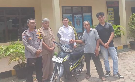 Kabupaten Bekasi - Sepeda motor milik seorang buruh harian lepas bernama Sudir (56) yang sempat dicuri akhirnya berhasil ditemukan aparat Polsek Setu. Foto: Ist/Gobekasi.id.