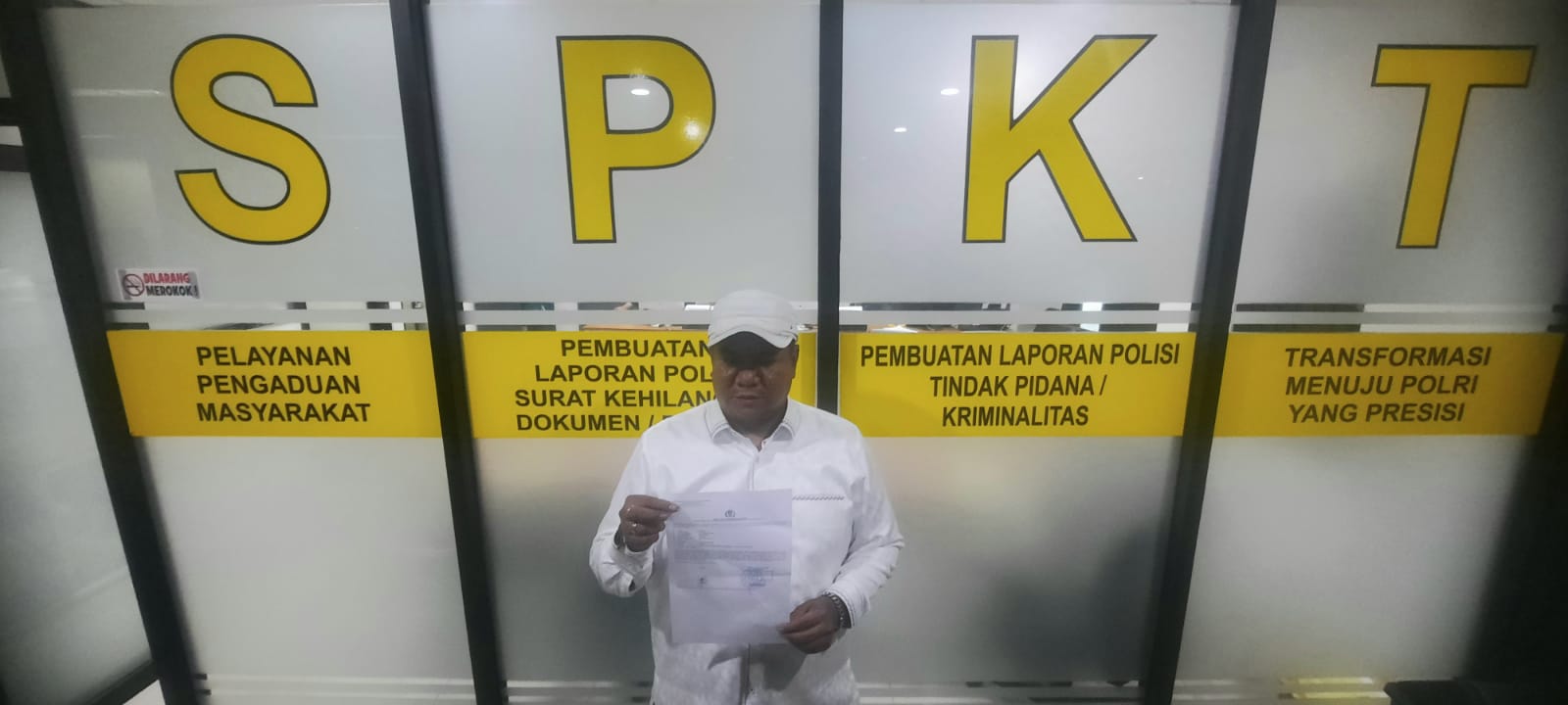 Kota Bekasi - Anggota DPRD Kota Bekasi, Ahmadi usai menjalani rangkaian pelaporan dugaan kekerasan yang dialaminya ke Polres Metro Bekasi Kota, Senin (22/9/2025) malam. Foto: Septian/Gobekasi.id.