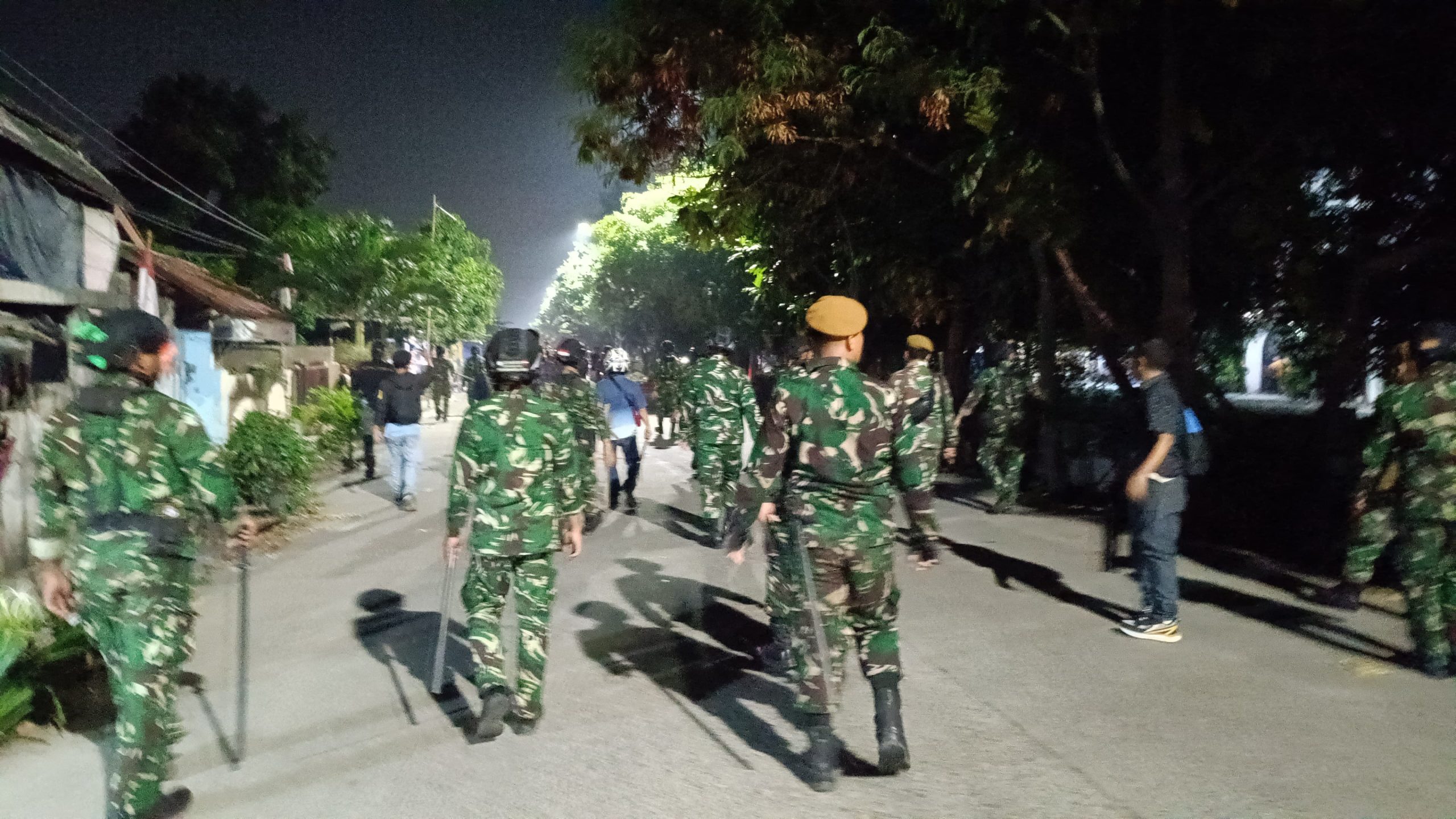 Kota Bekasi - TNI memukul mundur perusuh yang hendak menyerang Polres Metro Bekasi Kota, Minggu (31/8/2025) malam. Foto: Septian/Gobekasi.id.