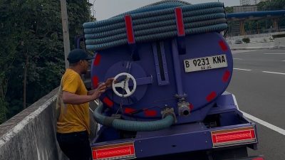 Kota Bekasi - Pelaku pembuangan tinja ilegal ke Sungai Ciliwung bernomor polisi di Kota Bekasi. Foto: Ist