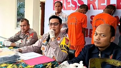 Kabupaten Bekasi - Kapolsek Sukatani AKP Nano Indratno saat menggelar perkara pencurian yang dilakukan oleh kakak beradik, Rabu (17/9/2025). Foto: Ist