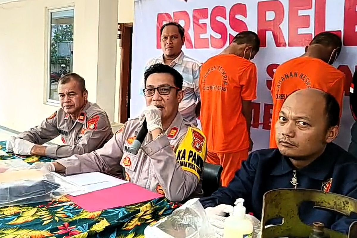 Kabupaten Bekasi - Kapolsek Sukatani AKP Nano Indratno saat menggelar perkara pencurian yang dilakukan oleh kakak beradik, Rabu (17/9/2025). Foto: Ist