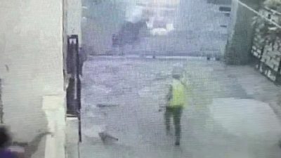 Kabupaten Bekasi - Tangkapan layar saat motor seorang ojol dicuri komplotan maling usai mengantar paket di kawasan Pondok Ungu Permai, Babelan, Kabupaten Bekasi, Sabtu (27/9/2025) sekitar pukul 18.07 WIB.