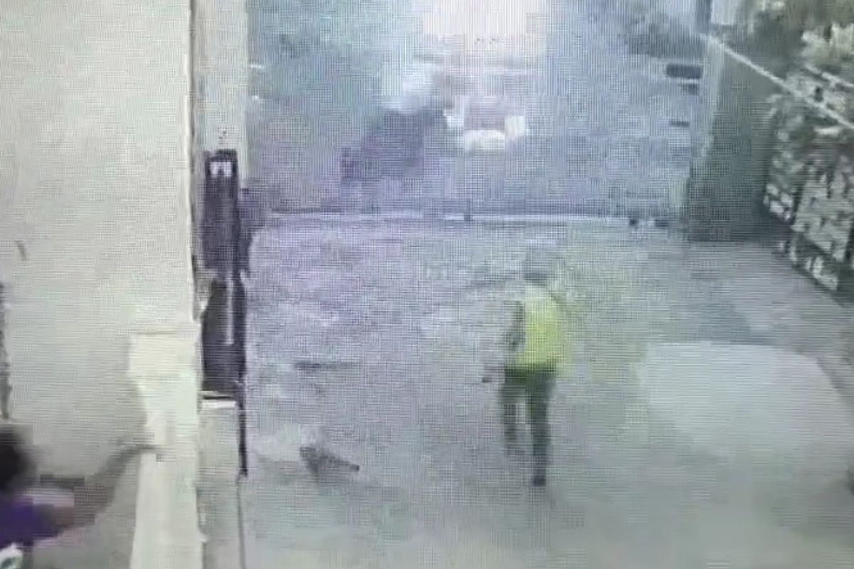 Kabupaten Bekasi - Tangkapan layar saat motor seorang ojol dicuri komplotan maling usai mengantar paket di kawasan Pondok Ungu Permai, Babelan, Kabupaten Bekasi, Sabtu (27/9/2025) sekitar pukul 18.07 WIB.