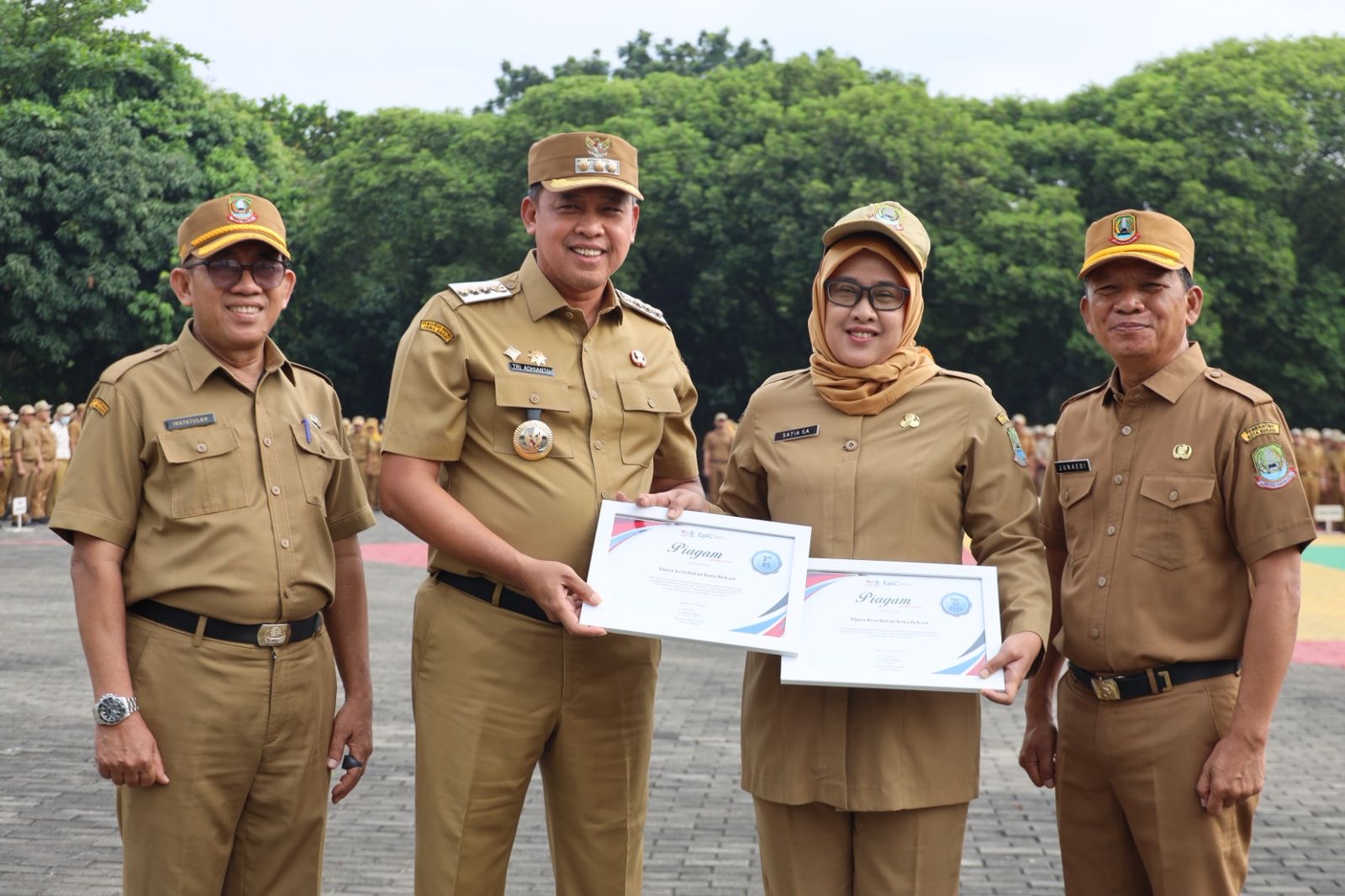 Kota Bekasi - Penghargaan pertama datang dari Kementerian Kesehatan RI atas keberhasilan Kota Bekasi meraih Cakupan Imunisasi Kejar Zero Dose Tertinggi Pertama pada kegiatan “Sepekan Mengejar Imunisasi” yang digelar serentak dalam rangka HUT Kemerdekaan RI ke-80 dan Hari Anak Nasional 2025. Foto: Ist/Gobekasi.id.