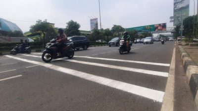 Kota Bekasi - Jalan Raya Ahmad Yani dipasang Rumble Strip untuk mencegah aksi balap liar pada malam hari, Kamis (25/9/2025). Foto: Septian/Gobekasi.id