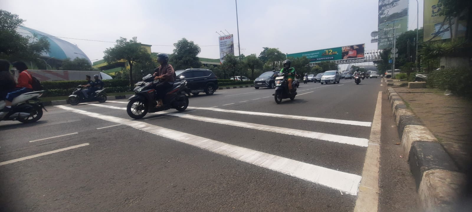 Kota Bekasi - Jalan Raya Ahmad Yani dipasang Rumble Strip untuk mencegah aksi balap liar pada malam hari, Kamis (25/9/2025). Foto: Septian/Gobekasi.id