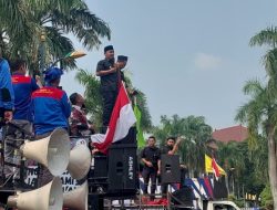 Ribuan Buruh Geruduk Pemkab Bekasi, Tuntut UMK 2026 Naik 15 Persen & PHI Dibangun