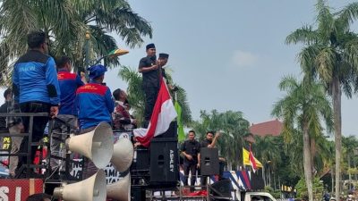 Kabupaten Bekasi - Bupati Bekasi Ade Kuswara Kunang naik ke atas mimbar aksi demo buruh dan menyerap aspirasi, Kamis (25/9/2025). Foto: Ist/Gobekasi.id.