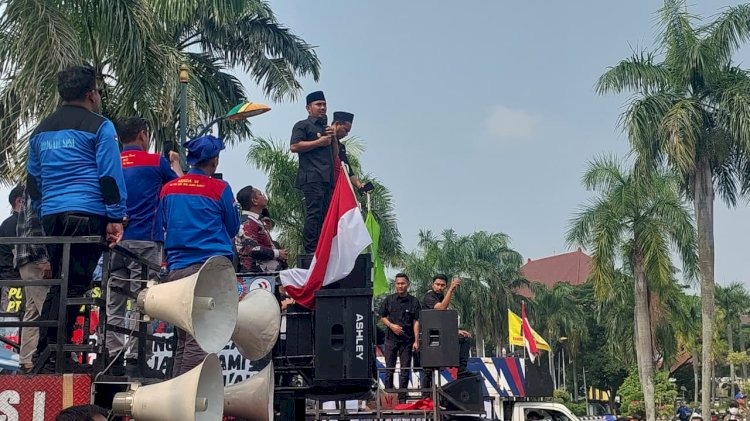 Kabupaten Bekasi - Bupati Bekasi Ade Kuswara Kunang naik ke atas mimbar aksi demo buruh dan menyerap aspirasi, Kamis (25/9/2025). Foto: Ist/Gobekasi.id.