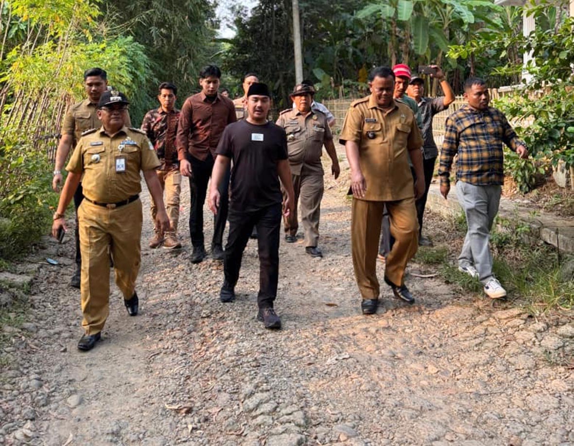 Kabupaten Bekasi - Bupati Bekasi, Ade Kuswara Kunang, meninjau langsung jalan rusak di Kampung Bedeng, Desa Ridogalih, Kecamatan Cibarusah, Senin (22/9/2025). Foto: Ist