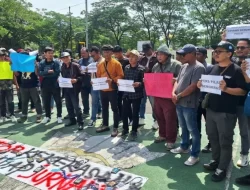 Puluhan Jurnalis Bekasi Demo di Mapolsek Cikarang Pusat Tolak Intimidasi Polisi