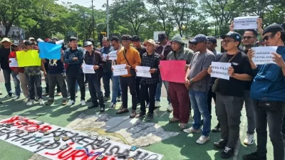 Kabupaten Bekasi - Puluhan wartawan Kabupaten Bekasi melakukan unjuk rasa di Mapolsek Cikarang Pusat buntut aksi intimidasi oknum polisi, Rabu (3/9/2025). Foto: Ist/Gobekasi.id.