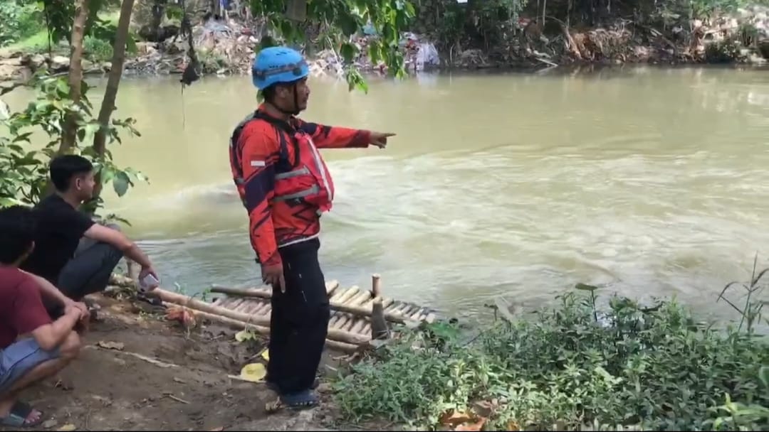 Kabupaten Bekasi - TIM SAR saat masih melakukan pencarian bocah 14 tahun yang tenggelam di Kali Cikarang, Minggu (7/9/2025). Foto: Ist