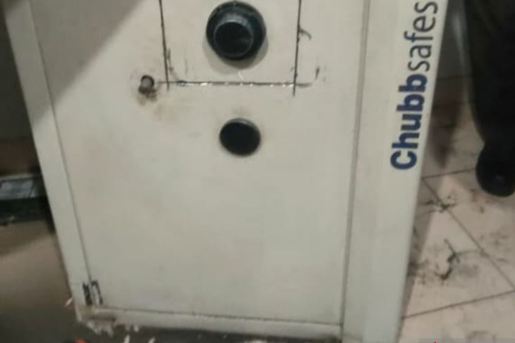 Kabupaten Bekasi - Brankas milik salah satu bank Negara dalam kondisi rusak diduga digergaji bersamaan penemuan sekuriti meninggal dunia di Jalan Tarum Barat II, Desa Jayamukti, Kecamatan Cikarang Pusat, Kabupaten Bekasi, pada Jumat (26/9/2025). Foto: Ist