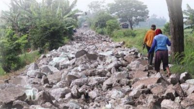 Kabupaten Bekasi - Jalan rusak di Jalan Raya Karangpatri, Kecamatan Pebayuran, Kabupaten Bekasi. Foto: Dok SDABMBK