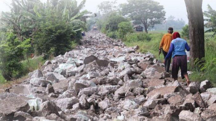 Kabupaten Bekasi - Jalan rusak di Jalan Raya Karangpatri, Kecamatan Pebayuran, Kabupaten Bekasi. Foto: Dok SDABMBK