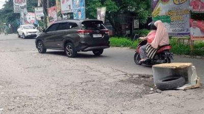 Kota Bekasi - Jalan Raya Alinda di Kaliabang Tengah, Bekasi Utara, yang sudah lama dikeluhkan warga karena rusak parah dan rawan kecelakaan. Foto: Ist