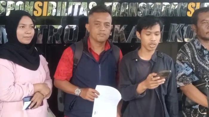 Kota Bekasi - Para pelapor Wakil DPRD Kota Bekasi atas dugaan penipuan mencabut laporan dan meminta permohonan maaf. Foto: Tangkapan layar video.