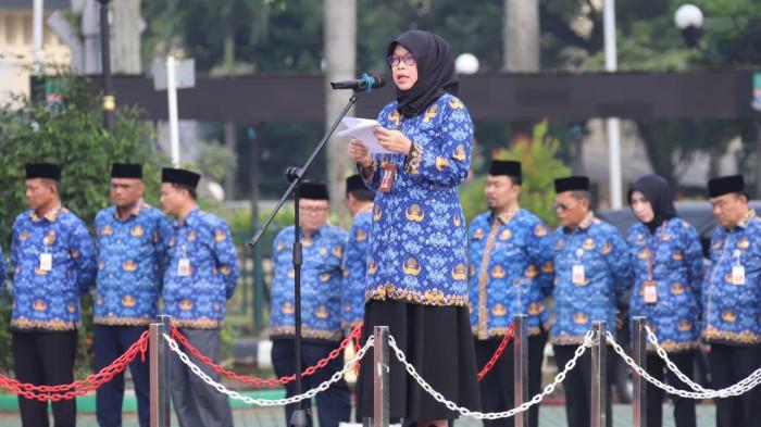 Kabupaten Bekasi - Penjabat Sekretaris Daerah (Pj Sekda) Kabupaten Bekasi, Ida Farida, saat memimpin apel pagi di Plaza Pemda, Rabu (17/9/2025). Foto: Ist/Gobekasi.id.