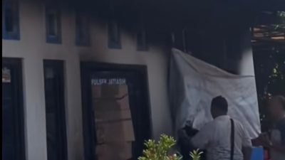 Kota Bekasi - Pos Pol Jatiasih Dibakar OTK, Senin (1/9/2025) jelang subuh tadi. Foto: Ist