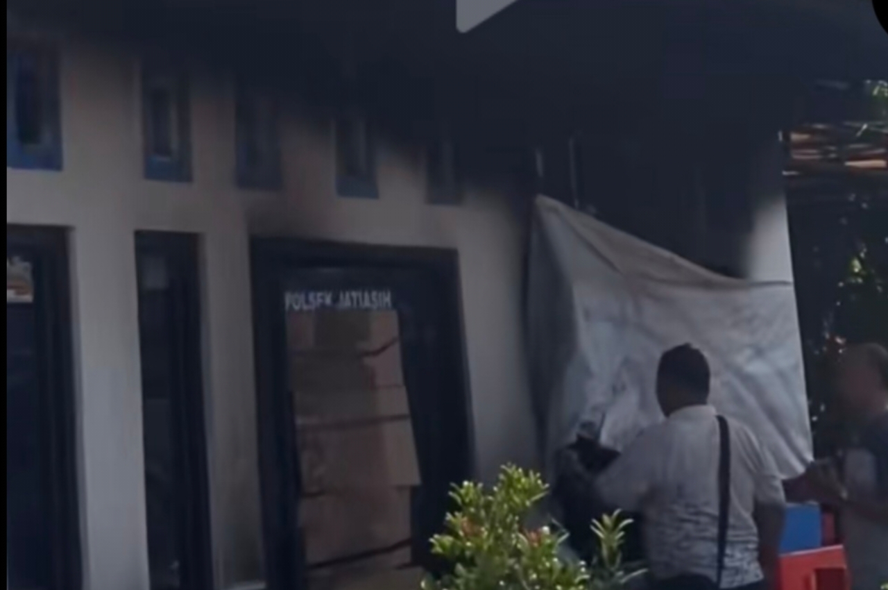 Kota Bekasi - Pos Pol Jatiasih Dibakar OTK, Senin (1/9/2025) jelang subuh tadi. Foto: Ist