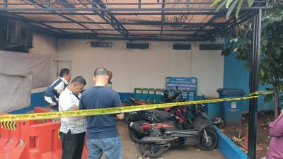 Kota Bekasi - Pos Pol Jatiasih digaris polisi usai dibekar oleh OTK, Senin (1/9/2025). Foto: Ist